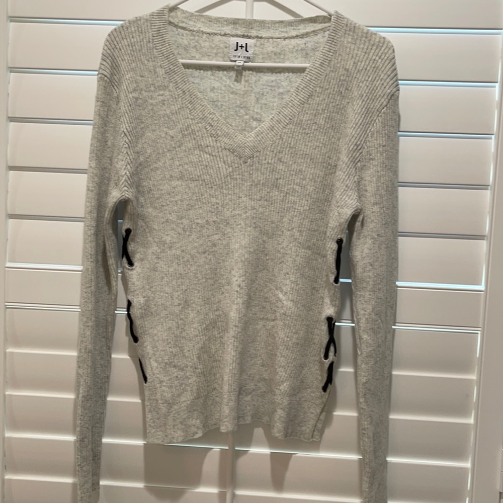 Grey sweater John and Jen